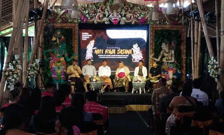 Suasana diskusi bertema "Anak Muda Bali Bersuara" yang menjadi rangkaian Festival Niti Raja Sasana, Minggu (21/7/2024). (red)