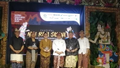 Pemberian Penghargaan Kepada Designer Kain Wastra Bali