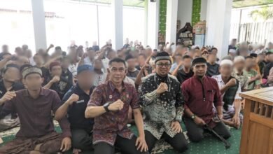 Dai atau penceramah kondang Tanah Air Ustadz Dr. Wijayanto memberi tausiyah untuk warga binaan Lembaga Pemasyarakatan (Lapas) Kelas IIA Kerobokan, Kuta Utara, Badung, Senin (12/8/2024). (Foto/ist)