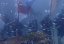 Pengibaran bendera Merah Putih oleh Sispala Satu Atap Satu Tanah dalam rangka HUT RI ke-79 dengan cara diving di Tanjung Benoa, Kuta Selatan, Badung, Bali