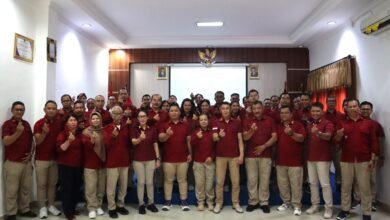 Suasana foto bersama saat Apel Pagi di Aula Aula Lapas Kerobokan, dipimpin oleh Kepala Lapas (Kalapas) Kerobokan, RM.Kristyo Nugroho serta Penerima Penghargaan dan Pegawai Purnabakti, Jumat (30/8/2024)