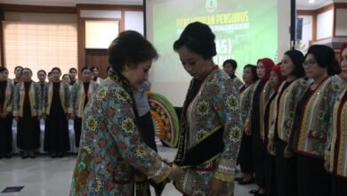 Pengukuhan Pengurus PIPAS Daerah Bali Periode 2024 - 2029 oleh Ketua Umum Paguyuban Ibu-ibu Pemasyarakatan (PIPAS) Anna Reynhard Silitonga di Aula Darmawangsa Kanwil Kemenkumham Bali, Jumat (30/8/2024).