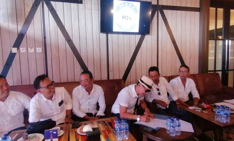 Penandatangan dukungan untuk Pasangan Calon Gubernur dan Calon Wakil Gubernur Made Muliawan Arya dan Putu Agus Suradnyana (Mulia-PAS) oleh Ketua Young 90's Frans Sihombing (27/8/2024)