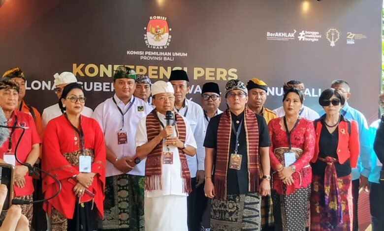 Koster-Giri dalam Pers Konferensi usai melakukan pendaftaran berkas di KPU Provinsi Bali, Kamis (29/8/2024) (foto/drh)