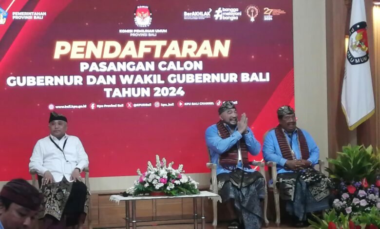 Suasana pendaftaran berkas paslon cagub cawagub Made Muliawan Arya dan Putu Agus Suradanyana di Gedung KPU Provinsi Bali, Kamis (29/8/2024)