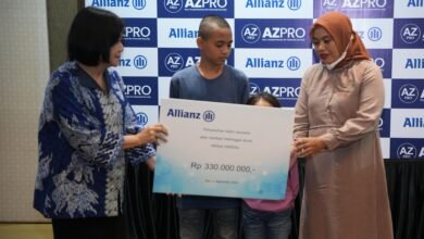 PT Asuransi Allianz Life Syariah Indonesia (Allianz Syariah) serahkan pembayaran klaim meninggal dunia atas nama Samsudin, seorang nelayan dan penjual ikan asal Lombok, Kamis (5/9/2024) di Denpasar. (ist)