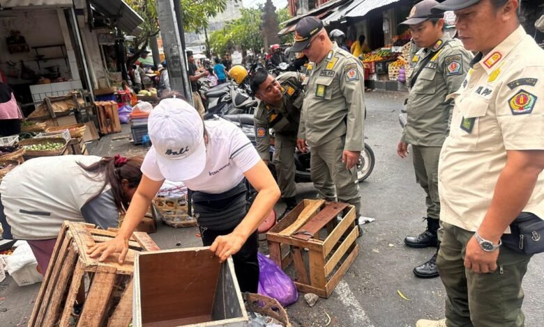 Satuan Polisi Pamong Praja (Satpol PP) Kota Denpasar kembali menertibkan pedagang yang berjualan di Pasar Tumpah Sanglah, Denpasar, Sabtu (7/9/2024). (Ist)