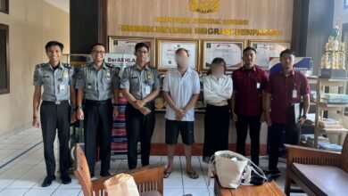 Rumah Detensi Imigrasi (Rudenim) Denpasar mendeportasi dua warga negara (WN) asal Rusia berinisial NP (Pr,26) dan DG (Lk,39). (ist)