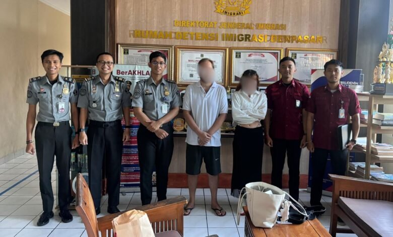 Rumah Detensi Imigrasi (Rudenim) Denpasar mendeportasi dua warga negara (WN) asal Rusia berinisial NP (Pr,26) dan DG (Lk,39). (ist)