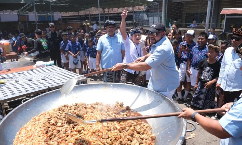 Influencer sekaligus Youtuber Bobon Santoso menggelar agenda masak besar di SMAN 1 Dawan, Klungkung, Bali, Rabu (18/9/2024). (Ist)