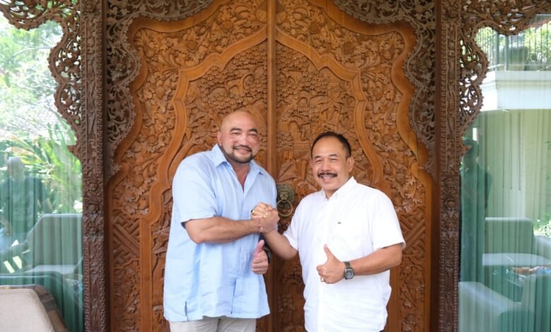 Calon gubernur (Cagub) Bali Made Muliawan Arya alias De Gad opjah menyambangi tokoh Buleleng, Ketut Putra Sedana atau akrab disapa dr. Caput di kediamannya, Kamis (26/9/2024). (Ist)