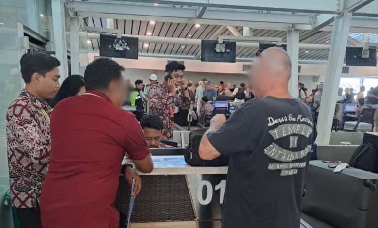 WNA berinisial PVB (Lk) asal Australia dideportasi oleh Imigrasi Buleleng akibat promosikan Villa di Bali lewat Bandara I Gusti Ngurah Rai, Selasa (24/9/2024).