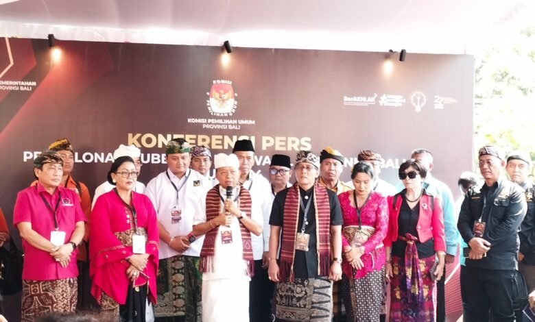 Wayan Koster dan Giri Prasta saat mendaftar di KPU Bali pada 29 Agustus 2024 lalu. (Red)