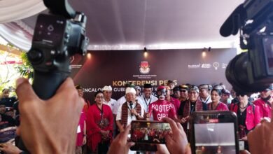 Calon gubernur (cagub) Wayan Koster saat konferensi pers usai mendaftar di KPU Bali pada 29 Agustus lalu. (red)