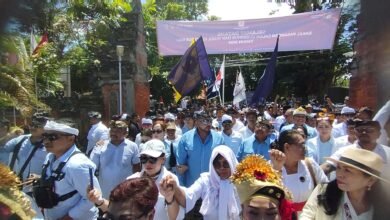 Made Muliawan Arya alias De Gadjah saat mendaftar di KPU Bali, 29 Agustus 2024 lalu. (Red)