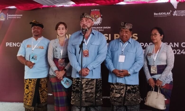 De Gadjah dan Putu Agus Suradnyana saat konferensi pers di Kantor KPU Provinsi Bali, Senin (23/9/2024). (red)