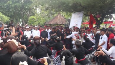 Pasangan calon (paslon) Gubernur dan Wakil Gubernur Bali nomor urut 2 Wayan Koster dan I Nyoman Giri Prasta (Koster-Giri) berjanji menyelesaikan beragam masalah di Kota Denpasar. (Ist)