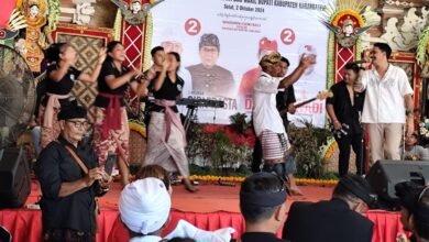 Gen Z dan Milenial joged bareng Koster-Giri pada acara kampanye terbuka di Desa Sebudi, Kecamatan Selat, Karangasem, Rabu (2/10/2024)