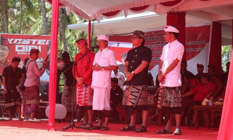 Pasangan calon nomor urut 2 Wayan Koster dan I Nyoman Giri Prasta saat berkampanye di Kecamatan Abang, Karangasem, Senin (30/9/2024)