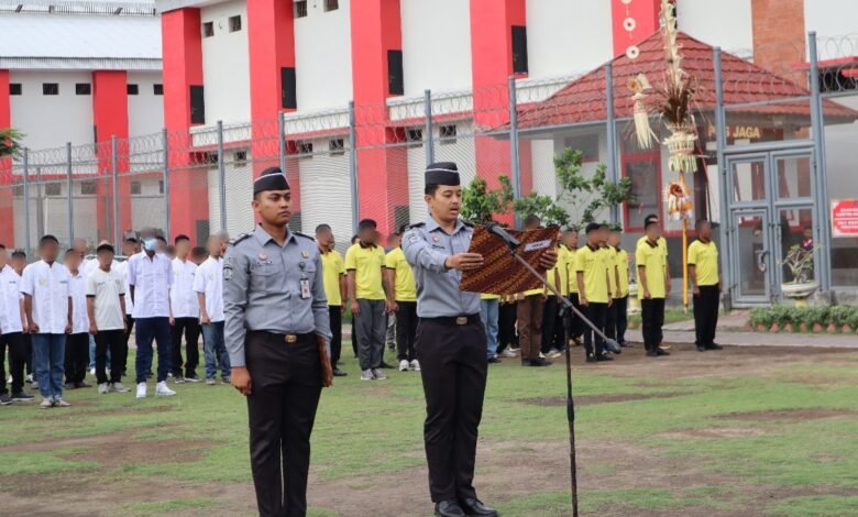 Upacara di Lapas Kelas IIA Kerobokan dalam memperingati Hari Kelahiran Pancasila (1/10/2024).