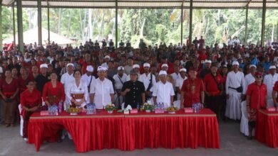 Pasangan calon (Paslon) nomor urut 2 Wayan Koster dan Nyoman Giri Prasta (Koster-Giri) saat berkampanye di Kubutambahan, Selasa (1/10/2024).