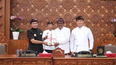 Pjs. Walikota Denpasar, I Dewa Gede Mahendra Putra saat menyampaikan Rancangan Peraturan Daerah (Ranperda) tentang Anggaran Pendapatan dan Belanja Daerah (APBD) Kota Denpasar Tahun Anggaran 2025 pada Sidang Paripurna DPRD Kota Denpasar yang dipimpin Ketua Sementara DPRD Kota Denpasar, I Gusti Ngurah Gede bersama Wakil Ketua Sementara, Ida Bagus Yoga Adi Putra di Gedung DPRD Kota Denpasar, Jumat (3/10).