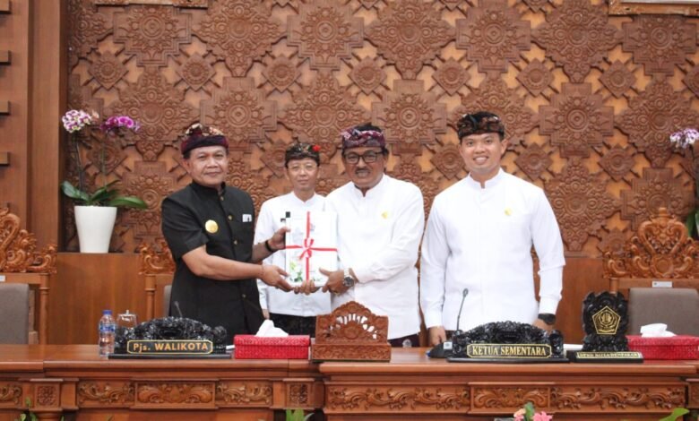 Pjs. Walikota Denpasar, I Dewa Gede Mahendra Putra saat menyampaikan Rancangan Peraturan Daerah (Ranperda) tentang Anggaran Pendapatan dan Belanja Daerah (APBD) Kota Denpasar Tahun Anggaran 2025 pada Sidang Paripurna DPRD Kota Denpasar yang dipimpin Ketua Sementara DPRD Kota Denpasar, I Gusti Ngurah Gede bersama Wakil Ketua Sementara, Ida Bagus Yoga Adi Putra di Gedung DPRD Kota Denpasar, Jumat (3/10).