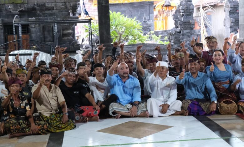 De Gadjah bersama pendukung dan relawan di Banjar Tumbu Kaler, Desa Tumbu, Kecamatan Karangasem, Karangasem, Kamis (3/10/2024)