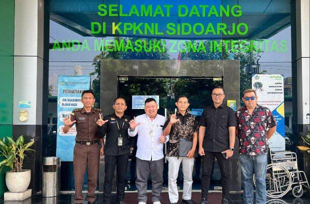 Kuasa hukum korban Evotrade, Oktavianus Setiawan, S.H., C.Med., CMLC (ketiga kiri) TB Ade Rosidin, S.H., CLA., (tengah), Pengamat Investasi Roy Shakti (kanan) bersama tim PPA Kejaksaan dan KPKNL Sidoarjo, Kamis (26/9/2024). (Dok.Istimewa)