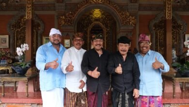 Pasangan calon (paslon) nomor urut 1 Made Muliawan Arya alias De Gadjah dan Putu Agus Suradnyana (Mulia-PAS) menyambangi tokoh Puri Saren Agung Ubud, Gianyar, Jumat (4/10/2024). (Ist)