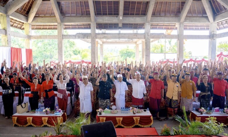 Pasangan calon (Paslon) nomor urut 2 Wayan Koster dan I Nyoman Giri Prasta (Koster-Giri) berkomitmen membela petani dan Nelayan Bali khususnya di Buleleng. (Ist)