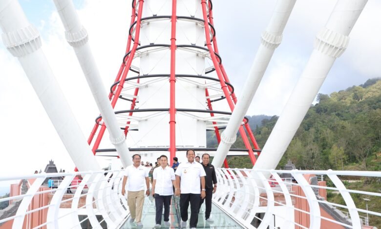 Penjabat (Pj.) Gubernur Bali, Sang Made Mahendra Jaya dan sejumlah pimpinan perangkat daerah, melakukan kunjungan kerja ke Turyapada Tower di Desa Pegayaman, Sukasada, Buleleng, Jumat (11/10/2024). (Ist)