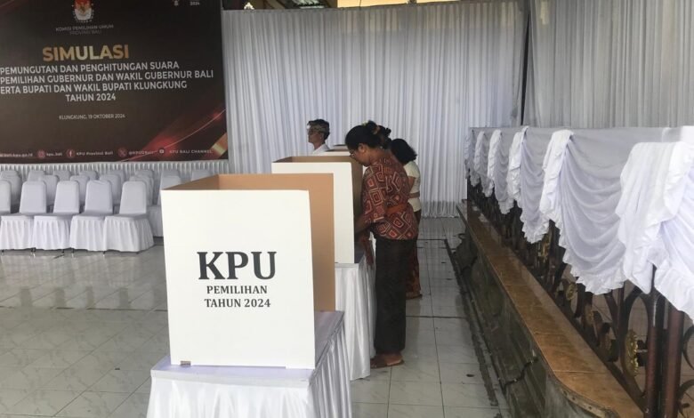 Komisi Pemilihan Umum (KPU) Provinsi Bali menyelenggarakan simulasi Pemilihan Kepala Daerah (Pilkada) di TPS 003 Desa Getakan, Klungkung, Sabtu (19/10/2024). (Ist)