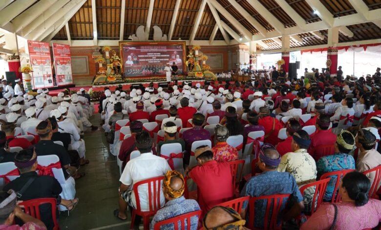 Sekitar 2 ribu lebih warga Kabupaten Gianyar menyatakan deklarasi dukungan terhadap Pasangan Calon (Paslon) Gubernur-Wakil Gubernur Bali Nomor Urut 2, Wayan Koster-I Nyoman Giri Prasta pada Pilkada Bali 2024. (ist)