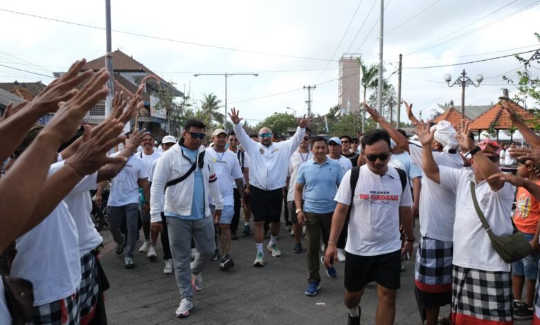 Made Muliawan Arya alias De Gadjah dalam acara Jalan Sehat Bahagia Relawan De Gadjah, Minggu (20/10/2024). (Ist)