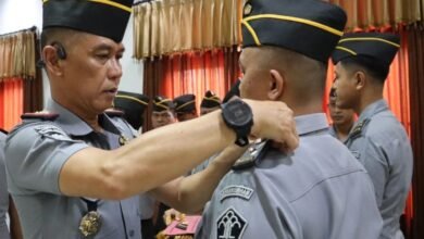 Lembaga Pemasyarakatan (Lapas) Kelas IIA Kerobokan, di bawah Kantor Wilayah (Kanwil) Kemenkumham Bali, menggelar apel pagi yang dirangkai dengan penyematan tanda pangkat kepada tujuh pegawai. Kegiatan ini berlangsung pada Senin (21/10/2024), dipimpin langsung oleh Kepala Lapas Kerobokan, RM. Kristyo Nugroho.