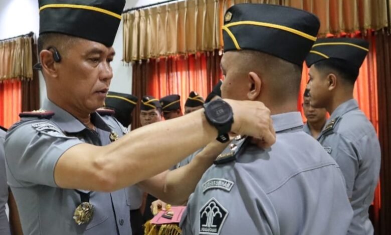 Lembaga Pemasyarakatan (Lapas) Kelas IIA Kerobokan, di bawah Kantor Wilayah (Kanwil) Kemenkumham Bali, menggelar apel pagi yang dirangkai dengan penyematan tanda pangkat kepada tujuh pegawai. Kegiatan ini berlangsung pada Senin (21/10/2024), dipimpin langsung oleh Kepala Lapas Kerobokan, RM. Kristyo Nugroho.