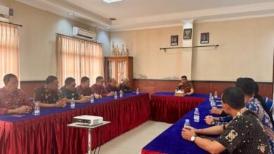 Kepala Lembaga Pemasyarakatan (Kalapas) Kelas IIA Kerobokan, RM. Kristyo Nugroho, memimpin rapat dinas untuk memperkuat kinerja seluruh pejabat struktural di Lapas Kerobokan, Sabtu (27/10/2024)