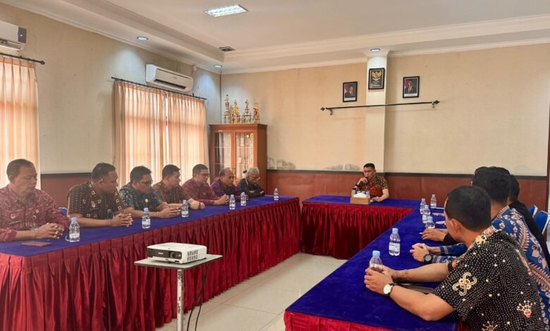 Kepala Lembaga Pemasyarakatan (Kalapas) Kelas IIA Kerobokan, RM. Kristyo Nugroho, memimpin rapat dinas untuk memperkuat kinerja seluruh pejabat struktural di Lapas Kerobokan, Sabtu (27/10/2024)