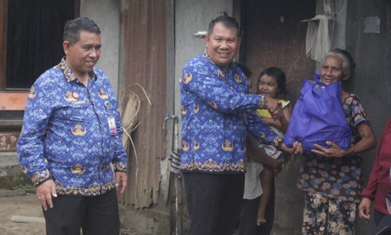 Jajaran Lembaga Pemasyarakatan (Lapas) Narkotika Kelas IIA Bangli di bawah Kantor Wilayah (Kanwil) Kemenkumham Bali menggelar kegiatan bakti sosial pada tempat Ibadah dan penyerahan bantuan sosial bagi masyarakat sekitar pada Senin, (28/10/2024)