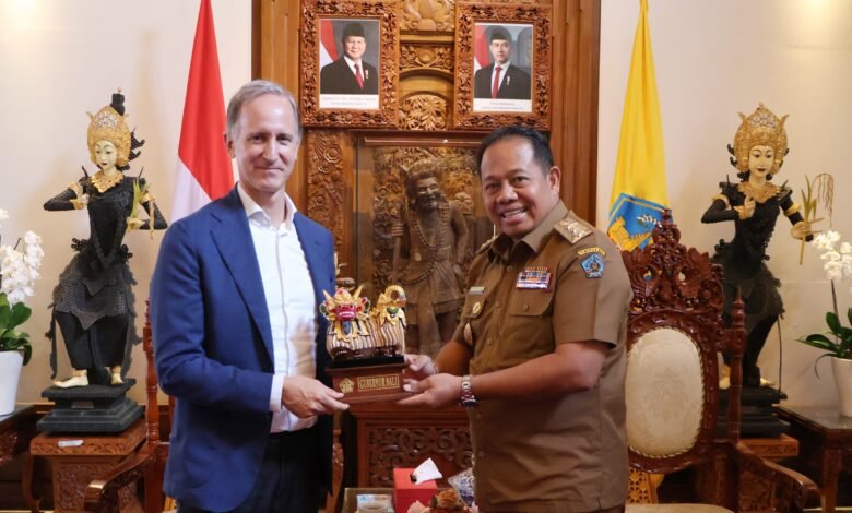 Sambutan hangat oleh Pj. Gubernur Bali S.M. Mahendra Jaya ketika menerima audiensi dari Duta Besar Belanda untuk Indonesia, Timor Leste, dan ASEAN, Marc Gerritsen, di Kediaman Resmi Gubernur Bali, Jaya Sabha, Denpasar, pada Senin (28/10/2024).