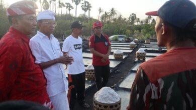 Wayan Koster Sambangi Petani Garam di Desa Baturinggit Kec.Kubu Karangasem (30/9/2024).