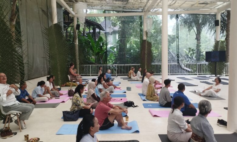 Kegiatan meditasi dalam Soft Opening Sanjiwani Healing Space by Malaika di Banjar Cebok, Tegalalang, Ubud, Gianyar, Minggu (17/11/2024).