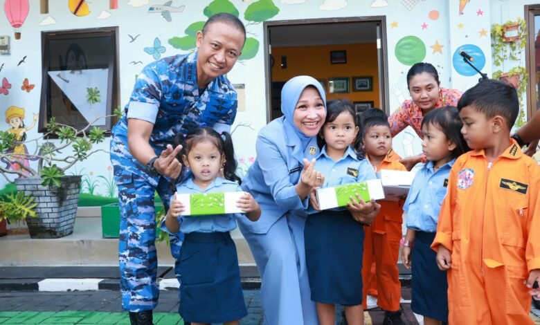 Lanud I Gusti Ngurah Rai menggelar kegiatan berbagi makanan bergizi bertajuk "Sharing is Caring". Kegiatan ini berlangsung di Komplek TNI AU I Gusti Ngurah Rai, Bali, pada Senin (18/11/2024).