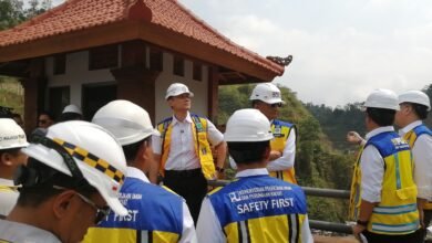 Menteri Koordinator (Menko) Agus Harimurti Yudho (AHY) bersama dengan Menteri Pekerjaan Umum (PU) Dody Hanggodo meninjau proyek Bendungan Sidan di Gianyar, Senin (11/11/2024).