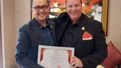 Boy Kelana Soebroto(kiri) selaku ketua Perhumas Indonesia dan Prof Justin Green (kanan) selaku President dan CEO dari Global Alliance. (Dok.Ist)