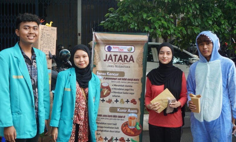 Kelompok mahasiswa Ilmu Komunikasi Universitas Muhammadiyah Surakarta (UMS) yang tergabung dalam Jatara berhasil menggelar kampanye bertajuk "Jamu Zaman Now: Solusi Sehat Masa Kini" di Car Free Day (CFD) Jl. Slamet Riyadi, Sriwedari, Kecamatan Laweyan, Minggu (22/12/2024). (Dok/ist).