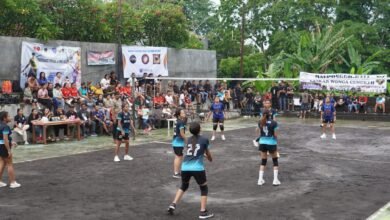 Suasana turnamen Voli yang diselenggarakan oleh Ikatan Keluarga Besar Nagekeo (IKANA) Bali di Lapangan Voli Putra Angker, Tohpati. Rabu (11/12/2024).