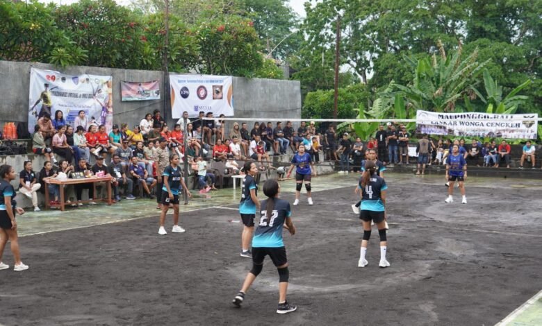 Suasana turnamen Voli yang diselenggarakan oleh Ikatan Keluarga Besar Nagekeo (IKANA) Bali di Lapangan Voli Putra Angker, Tohpati. Rabu (11/12/2024).