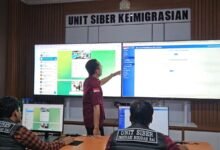 Kantor Imigrasi Kelas I Khusus TPI Ngurah Rai membentuk Unit Siber Keimigrasian yang bertugas melakukan pengawasan digital, menganalisis data aktivitas orang asing di media sosial, serta menyusun laporan rutin terkait pelanggaran yang terdeteksi. (Dok/Ist).